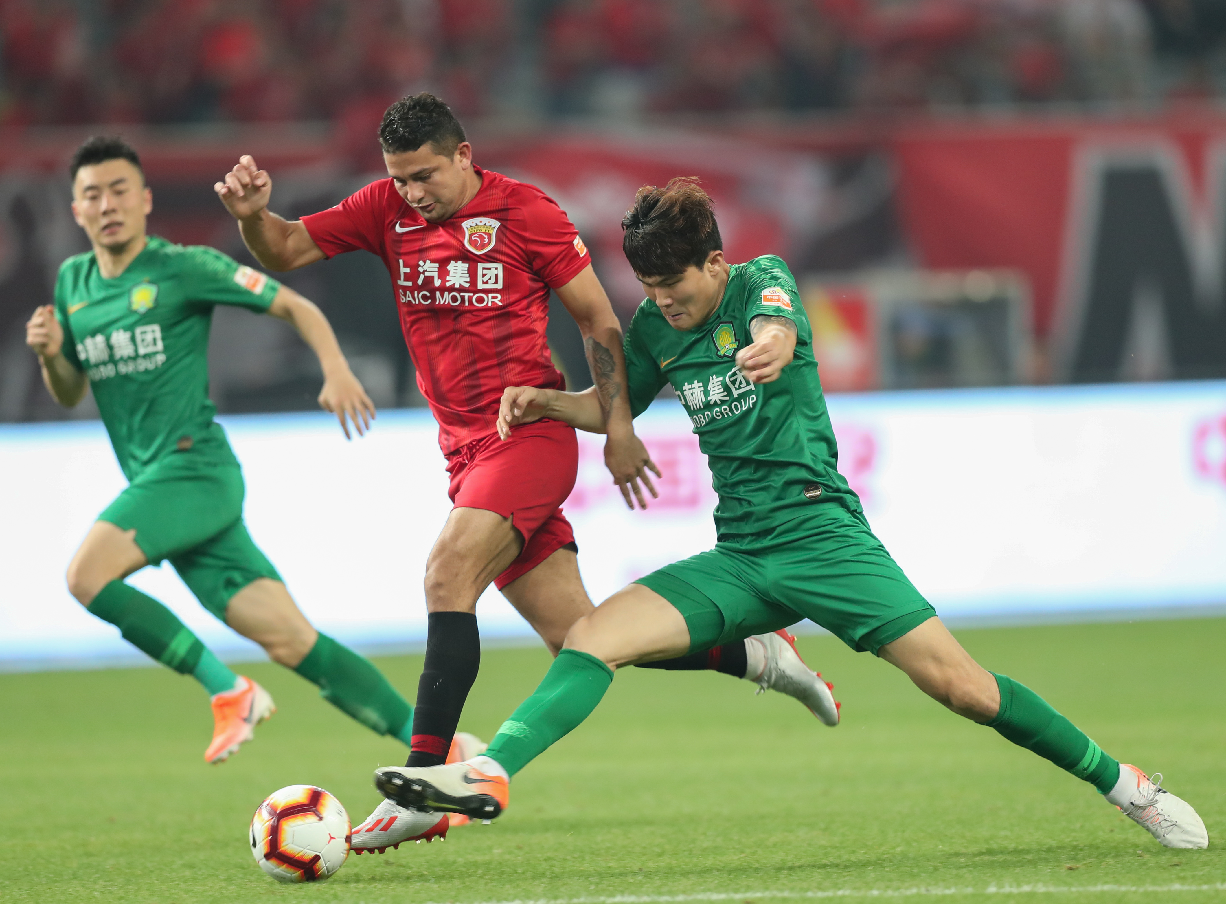 齐达内、贝克汉姆、大罗对线罗纳尔迪尼奥，梅西当时有多大？（当齐达内、贝克汉姆和大罗与罗纳尔迪尼奥争锋时，梅西几岁？）