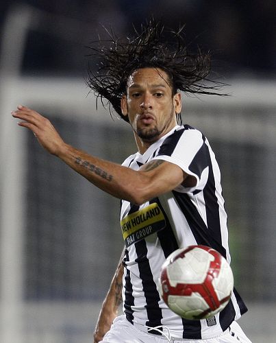 体坛：狼队想与徐彬签约4-5年，球员已搭乘航班前往英国（体坛消息：狼队计划与徐彬签约4至5年，球员已启程飞赴英国）