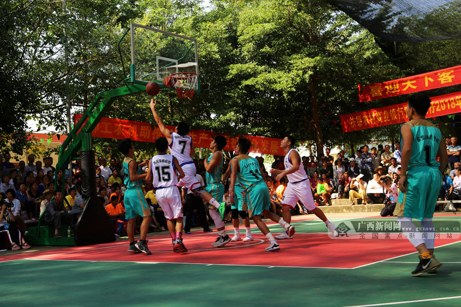 湖人浓眉哥篮下统治力助球队获胜（浓眉统治禁区，助湖人取胜）