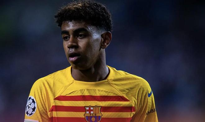 姆巴佩将带着一根手指骨折比赛，他的坚韧精神点燃球迷热情（姆巴佩手指骨折仍将出战，顽强斗志点燃球迷激情）