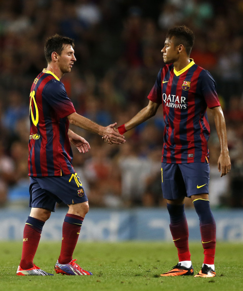 德甲半场：勒威林重炮世界波，斯图加特暂2-0云达不莱梅（德甲半场战报：勒威林远射世界波，斯图加特2-0领先云达不莱梅）