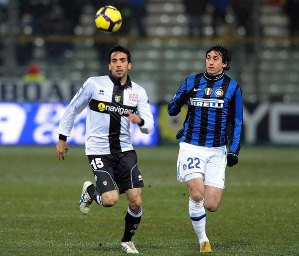 英超积分榜：曼联力克狼队升至第6，曼城落后榜首阿森纳2分（英超最新积分榜：曼联击败狼队升至第六，曼城距领头羊阿森纳仅差2分）