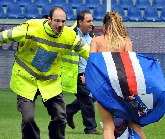 费耶诺德筹划将现有主场升级为下沉式球场，预计能容纳5.6万人（费耶诺德拟将现主场改造为下沉式球场，预计可容纳约5.6万人）