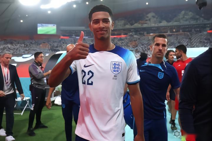 记者：海港对奥斯卡健康状况高度关切，通过多种方式表达慰问（记者：海港对奥斯卡健康深表关切，多途径表达慰问）